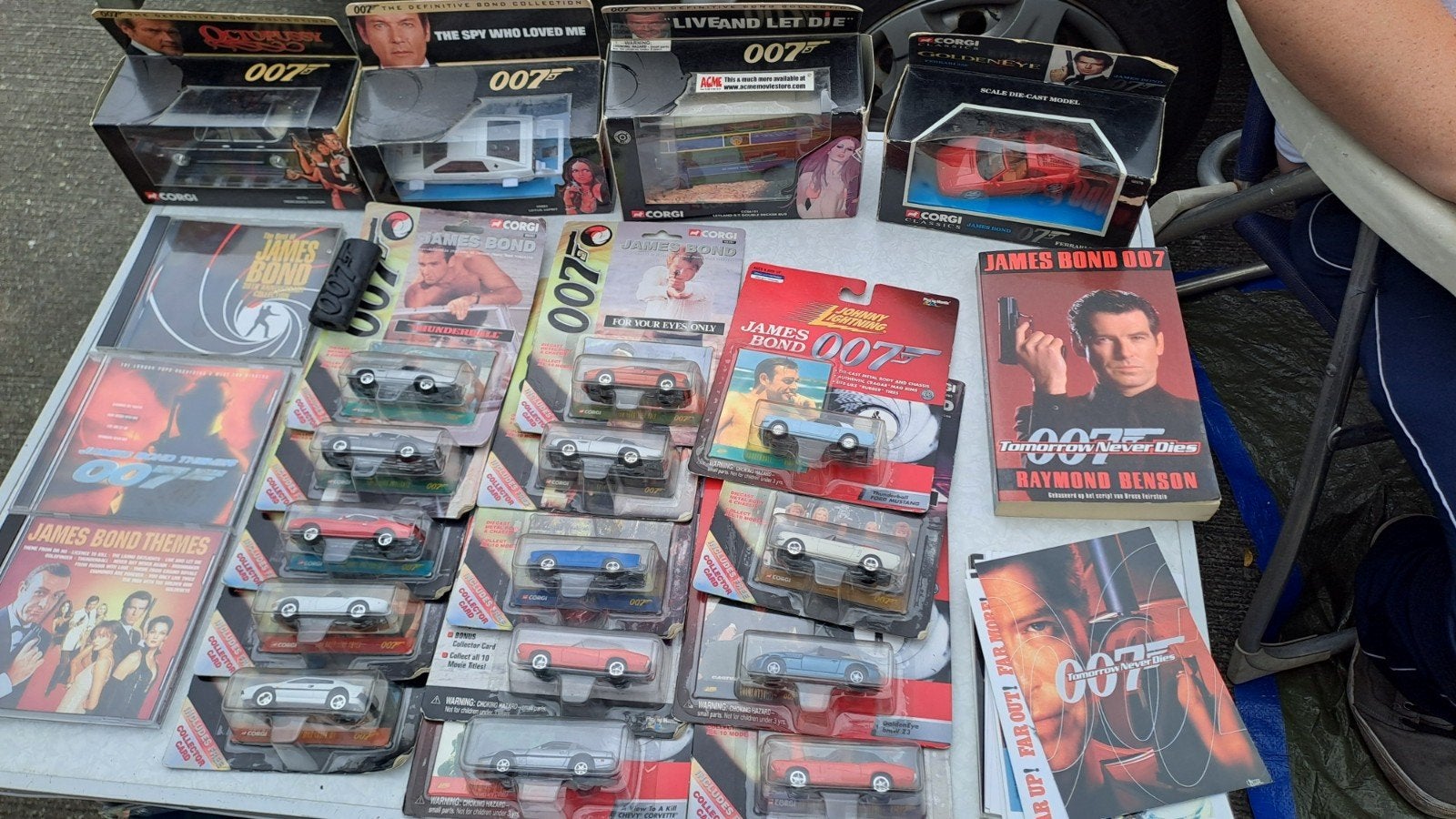 007 auto's  boek  ansichtkaarten  cd's, Ophalen of Verzenden, Zo goed als nieuw