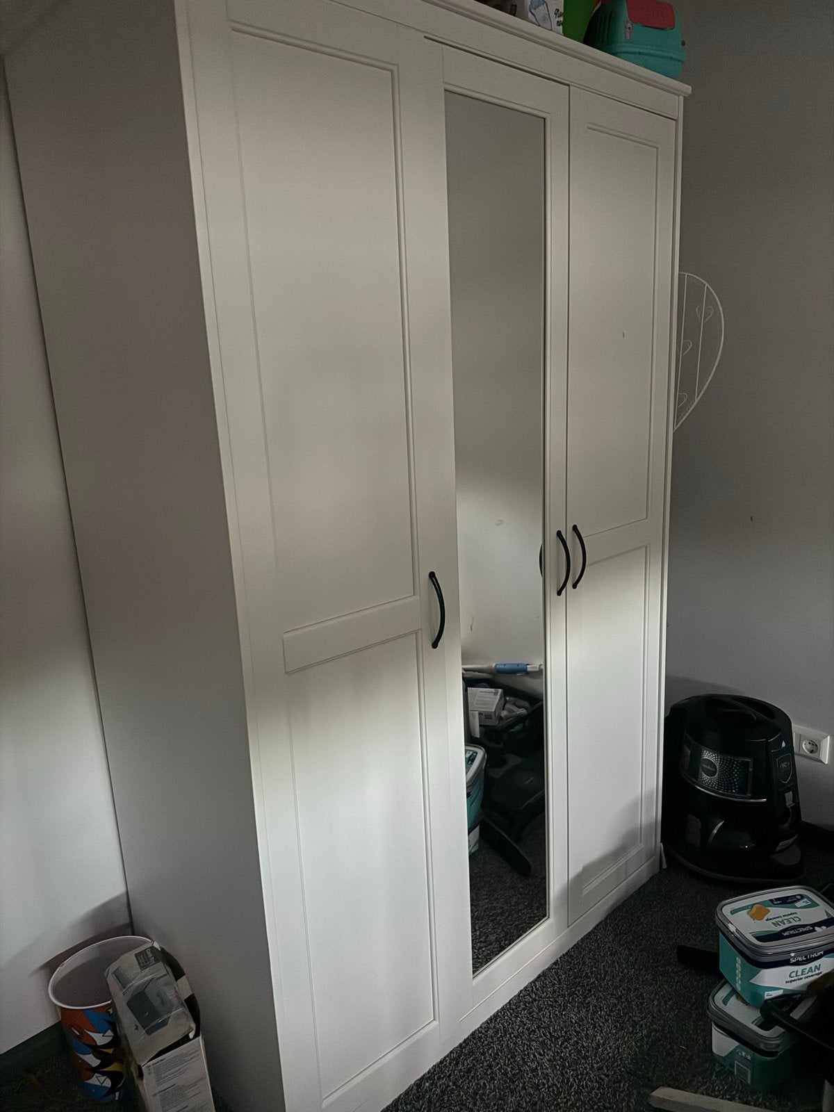 Ikea Songesand Witte kledingkast met spiegeldeur, Huis en Inrichting, Kasten | Kledingkasten, Ophalen, Gebruikt, 100 tot 150 cm
