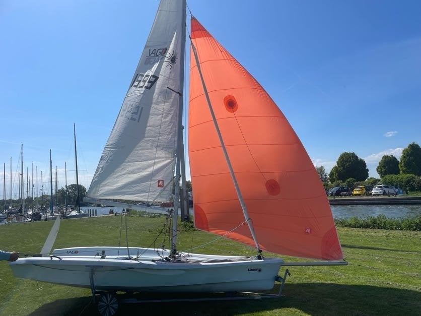 Laser Vago XD, Watersport en Boten, Open zeilboten, Gebruikt, Laser, Laser, Polyester, Dekzeil, Fok, Grootzeil, Inclusief trailer