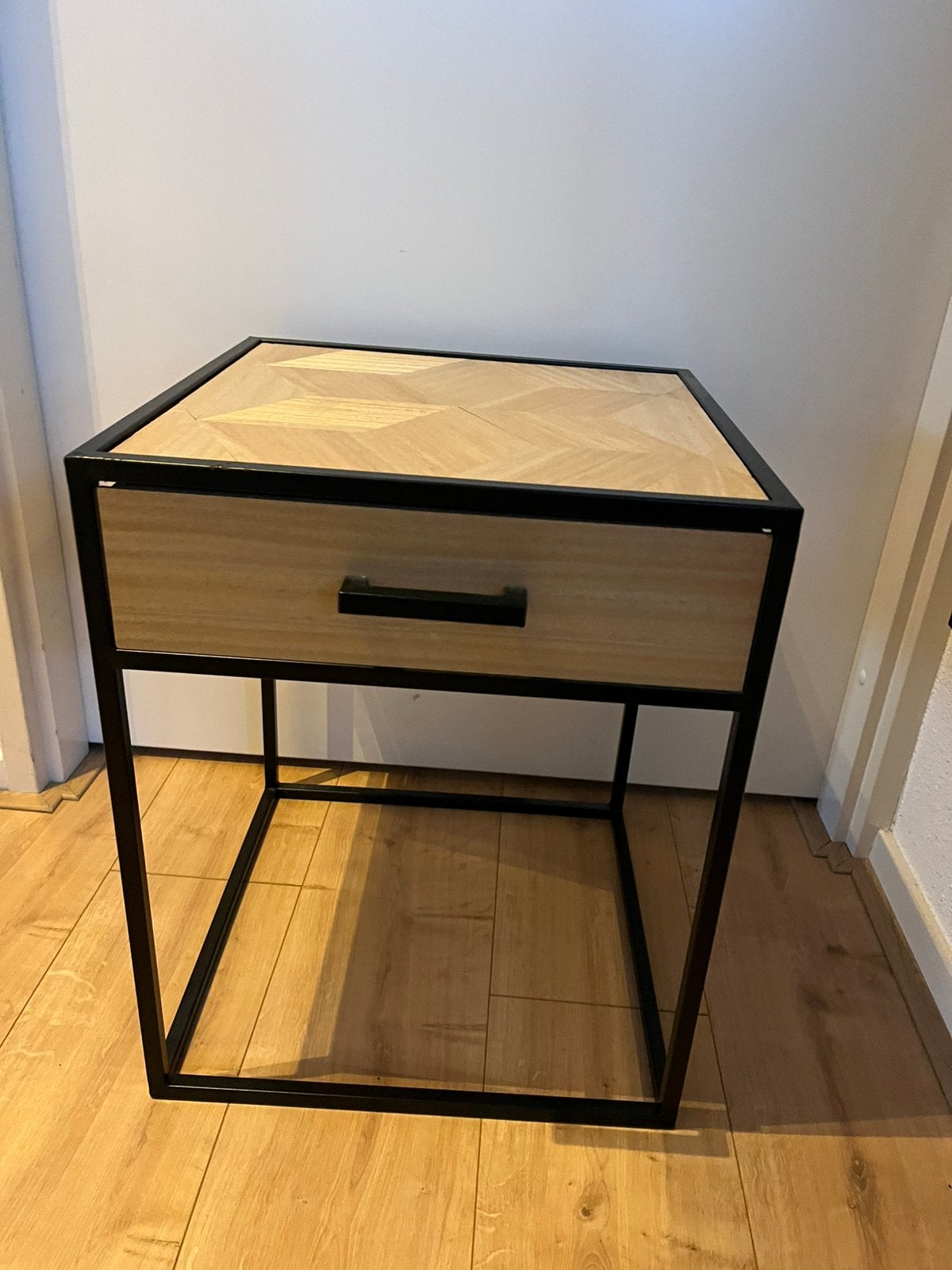 Nachtkastje hout met metaal 40x40x50, Ophalen, Zo goed als nieuw, Minder dan 45 cm