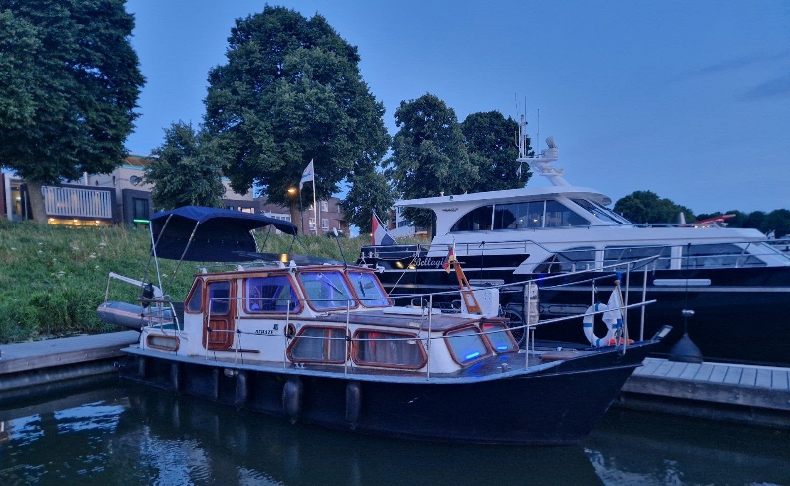 Nette woonboot met nieuwe motor en complete uitrusting, Ophalen of Verzenden, Zo goed als nieuw