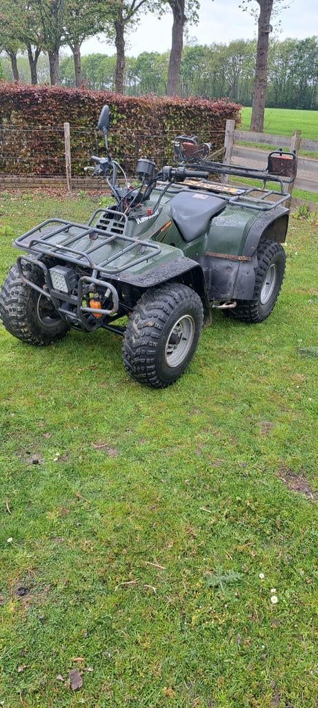 Goedlopende kawasaki klf 300 quad met difflock landbouwkente, Motoren