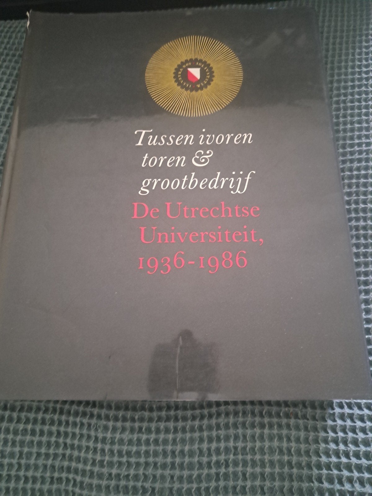 tussen ivoren toren en grootbedrijf - universiteit Utrecht, Ophalen of Verzenden, Overige onderwerpen
