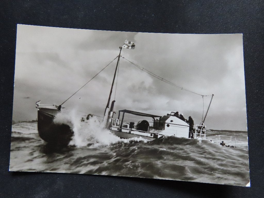 ansichtkaart reddingboot "Koningin Wilhelmina" KNRM, Ophalen of Verzenden, Motorboot, Kaart, Foto of Prent