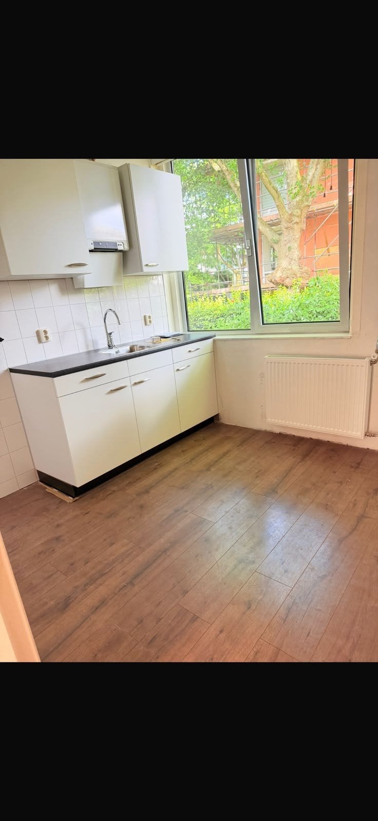 nieuwe witte keuken met donker aanrechtblad, Ophalen, Overige materialen, Wit, Nieuw