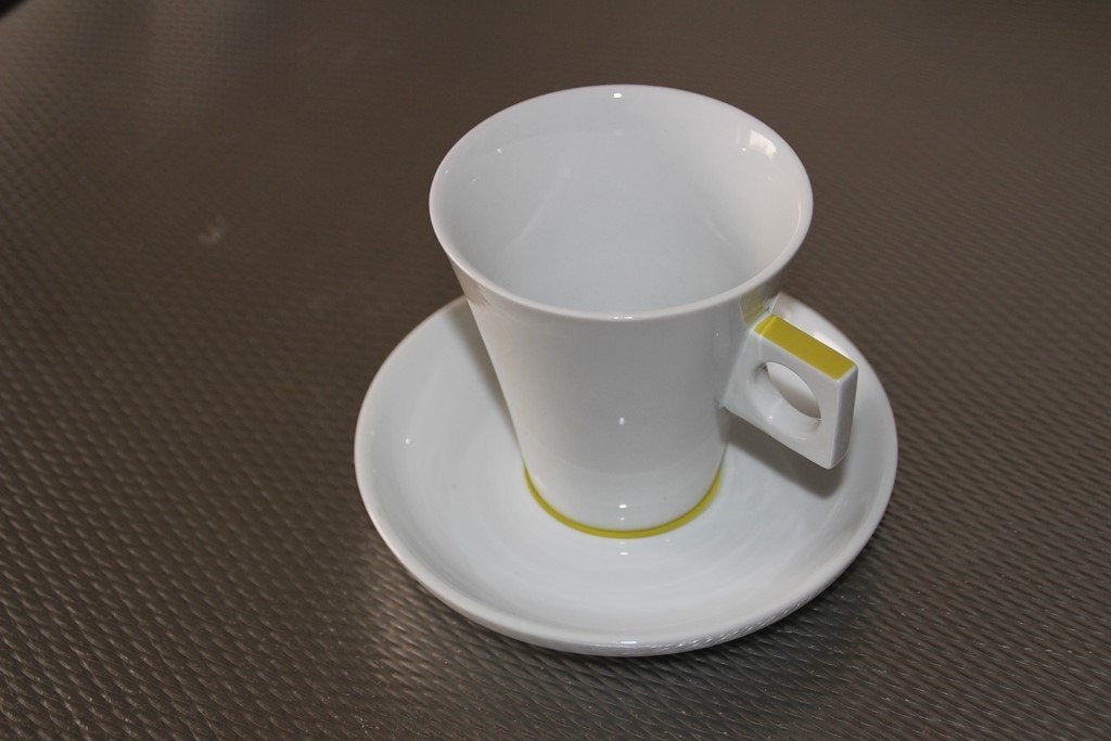 kop en schotel dolce gusto z.g.a.n (cappuccino), Ophalen of Verzenden, Zo goed als nieuw, Overige stijlen, Kop(pen) en/of Schotel(s)