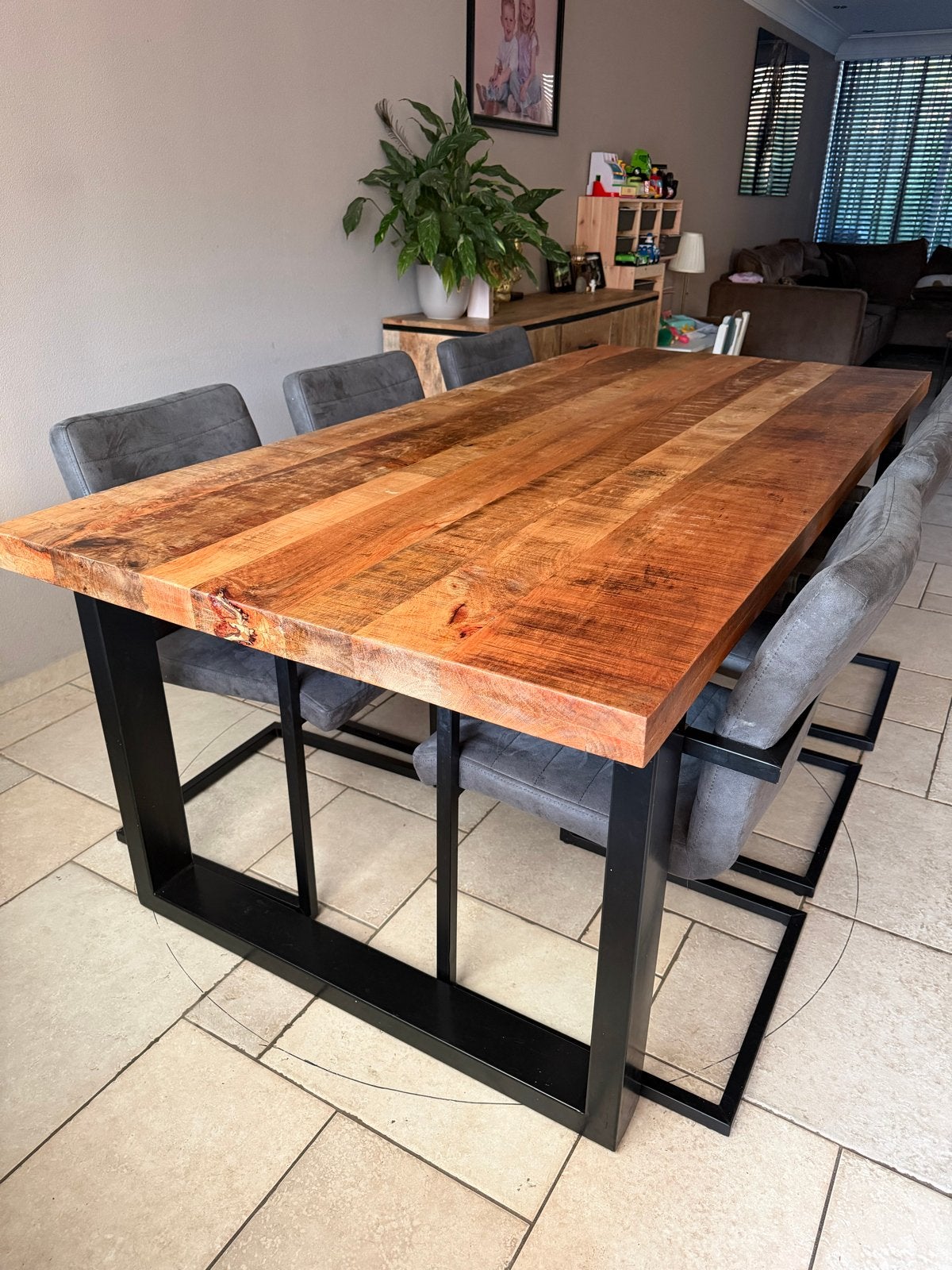 Mangohouten eettafel 6 persoons met zwarte stalen poten, Ophalen, Gebruikt, 100 tot 150 cm, 200 cm of meer
