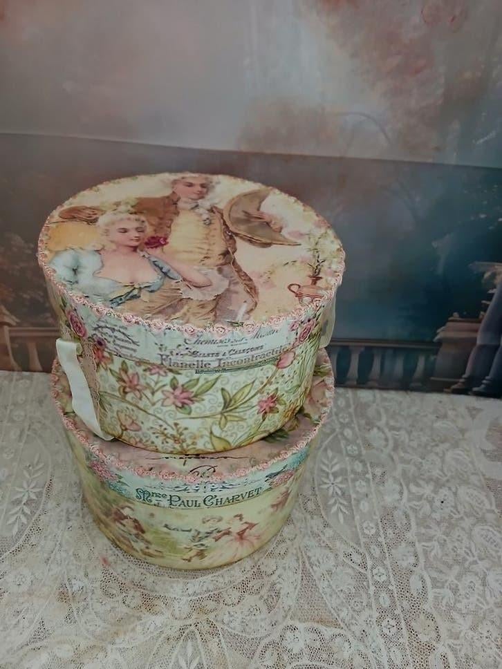 SALE...2 brocante hoedendozen..., Antiek en Kunst, Curiosa en Brocante, Ophalen of Verzenden