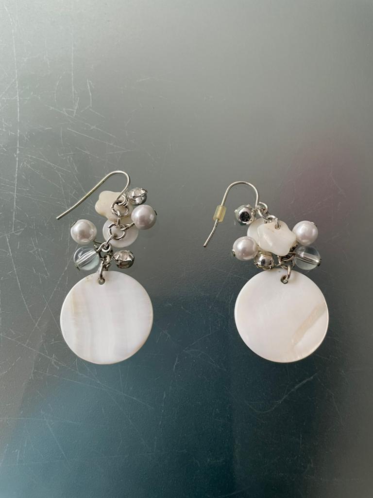 Zilver en witte Oorbellen met Parelmoer en Kralen, Overige materialen, Hangers, Wit, Ophalen of Verzenden