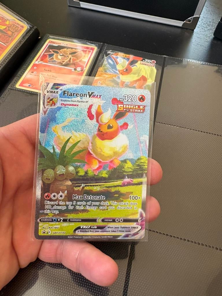 Flareon vmax full art, Ophalen of Verzenden, Zo goed als nieuw, Meerdere kaarten, Foil