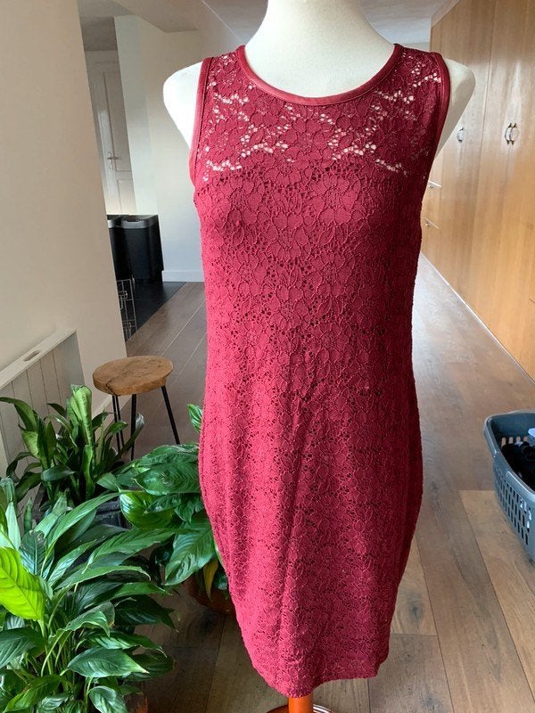 Eksept wijnrood kanten feestjurk NIEUW maat M, Kleding | Dames, Jurken, Maat 38/40 (M), Nieuw, Ophalen of Verzenden, Knielengte