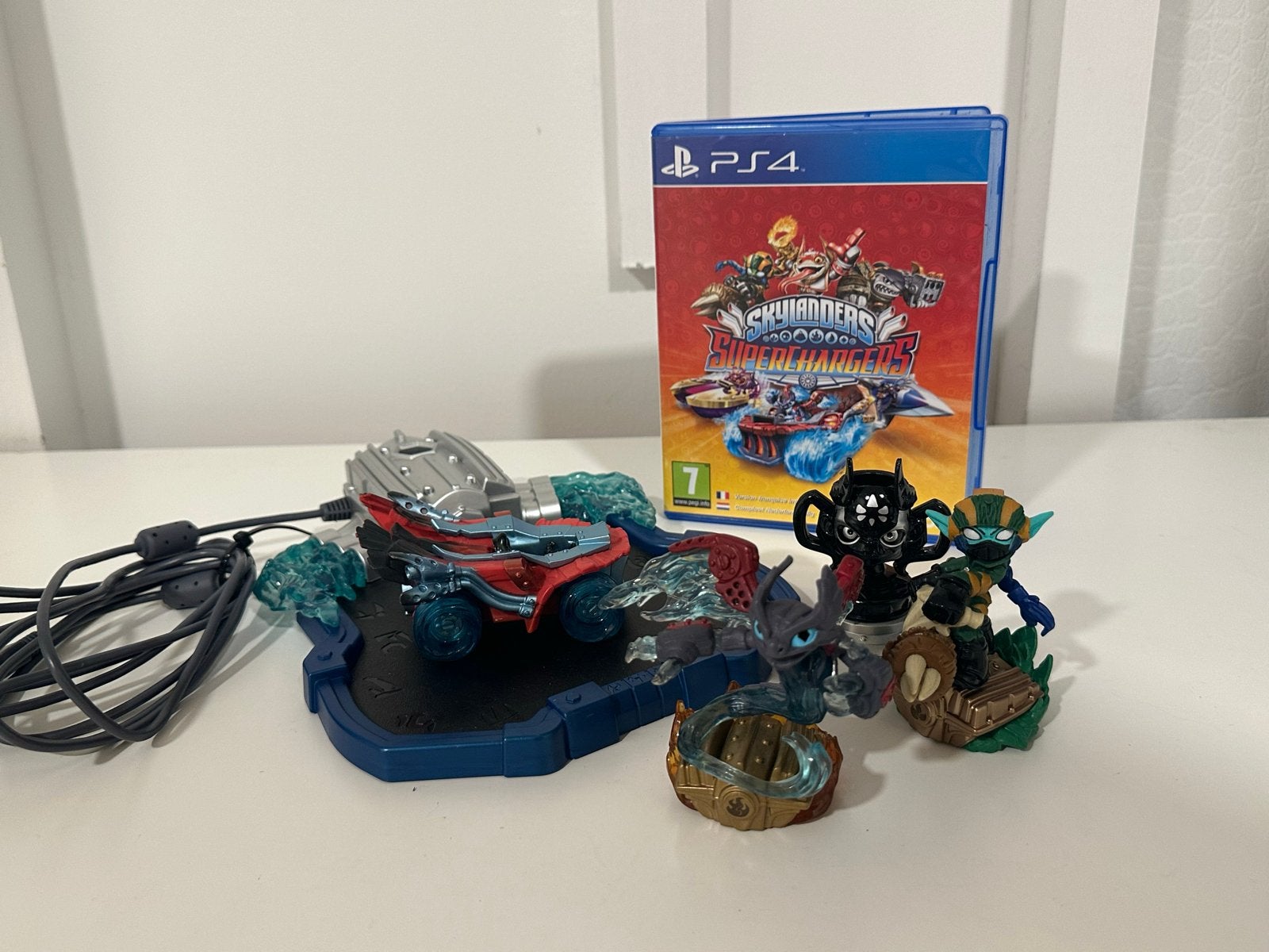 Skylanders SuperChargers PS4 Starter Pack met Figuren, Spelcomputers en Games, Games | Sony PlayStation 4, Avontuur en Actie, Gebruikt
