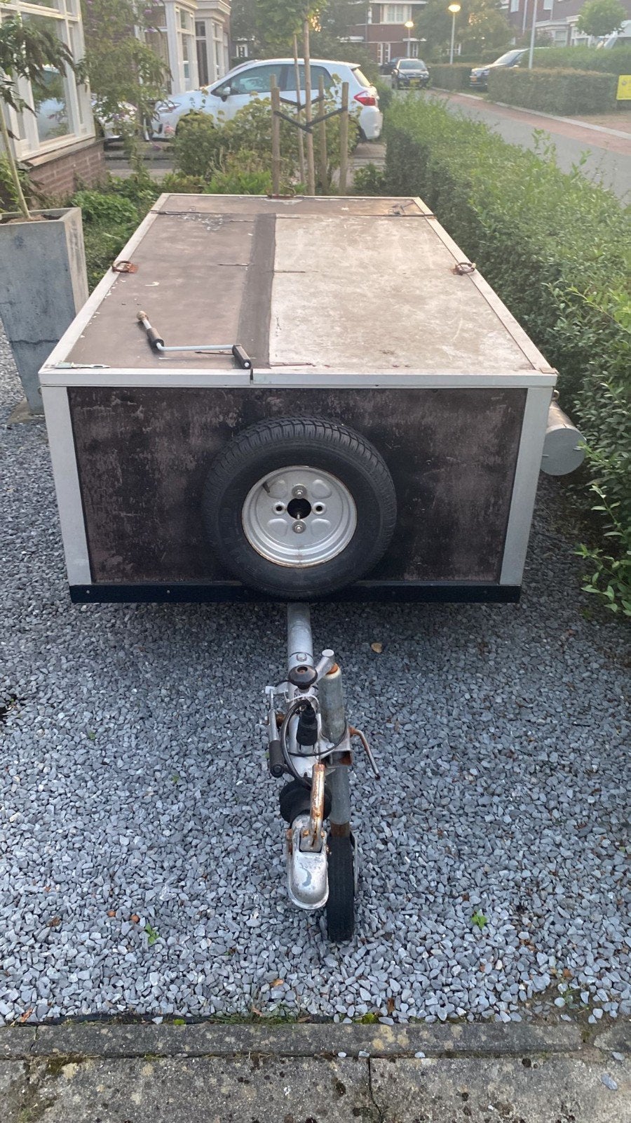 Compacte aanhangwagen met deksel en reservewiel, Ophalen, Gebruikt