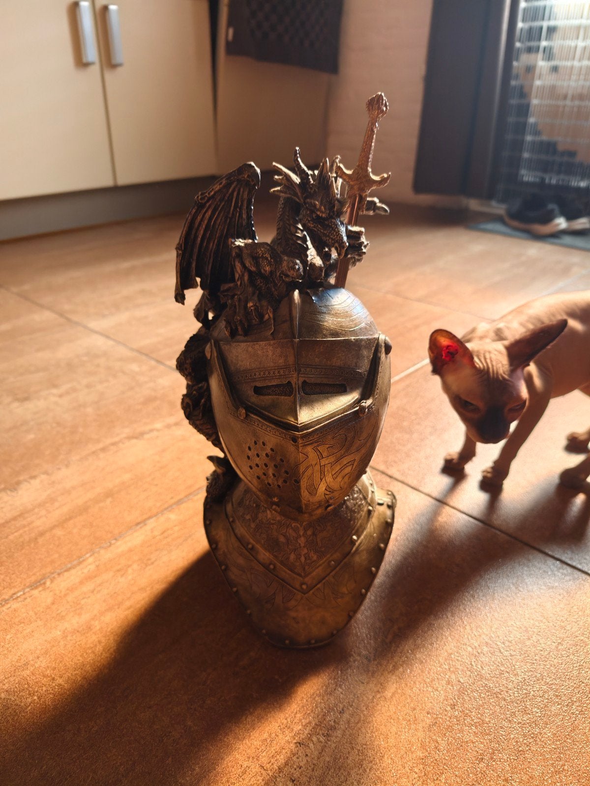 Draak op ridderhelm met zwaard - Fantasy decoratie, Ophalen of Verzenden, Zo goed als nieuw, Fantasy