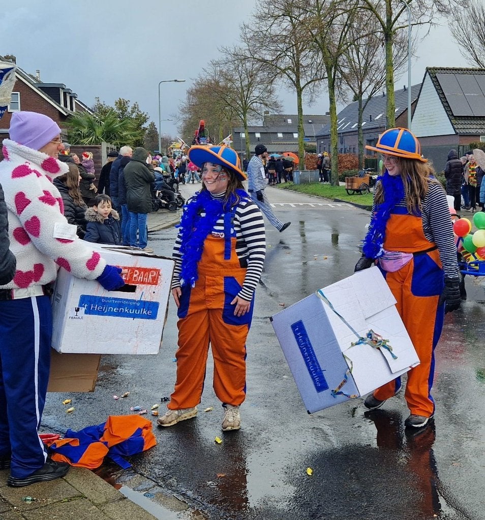 loopgroep foam hoed oranje tuinbroek 15 st., Kleding | Dames, Ophalen of Verzenden, Maat 46/48 (XL) of groter, Carnaval