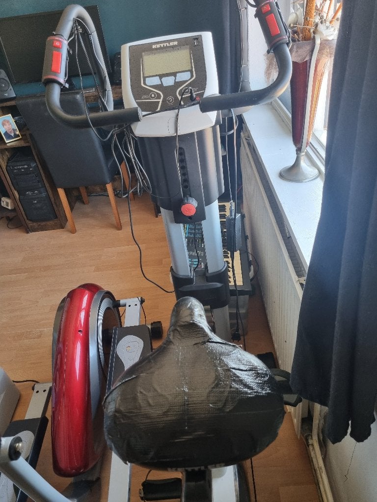 Hometrainer en een crosstrainer, Sport en Fitness, Fitnessapparatuur, Ophalen, Crosstrainer, Metaal, Buik