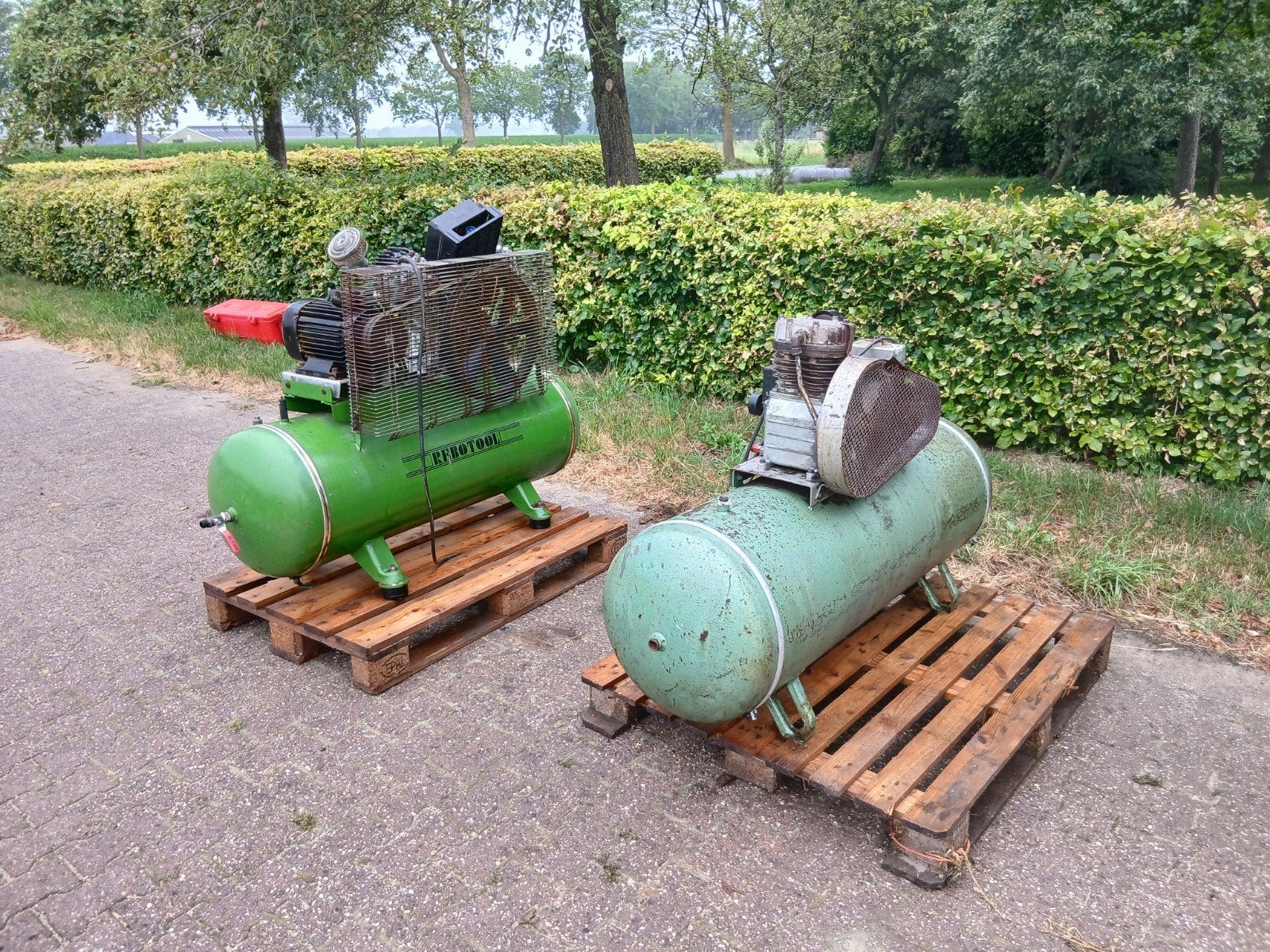 2 Gebruikte Compressoren - Creemers en Rototool, Doe-het-zelf en Verbouw, Compressors, 100 liter of meer, Ophalen of Verzenden