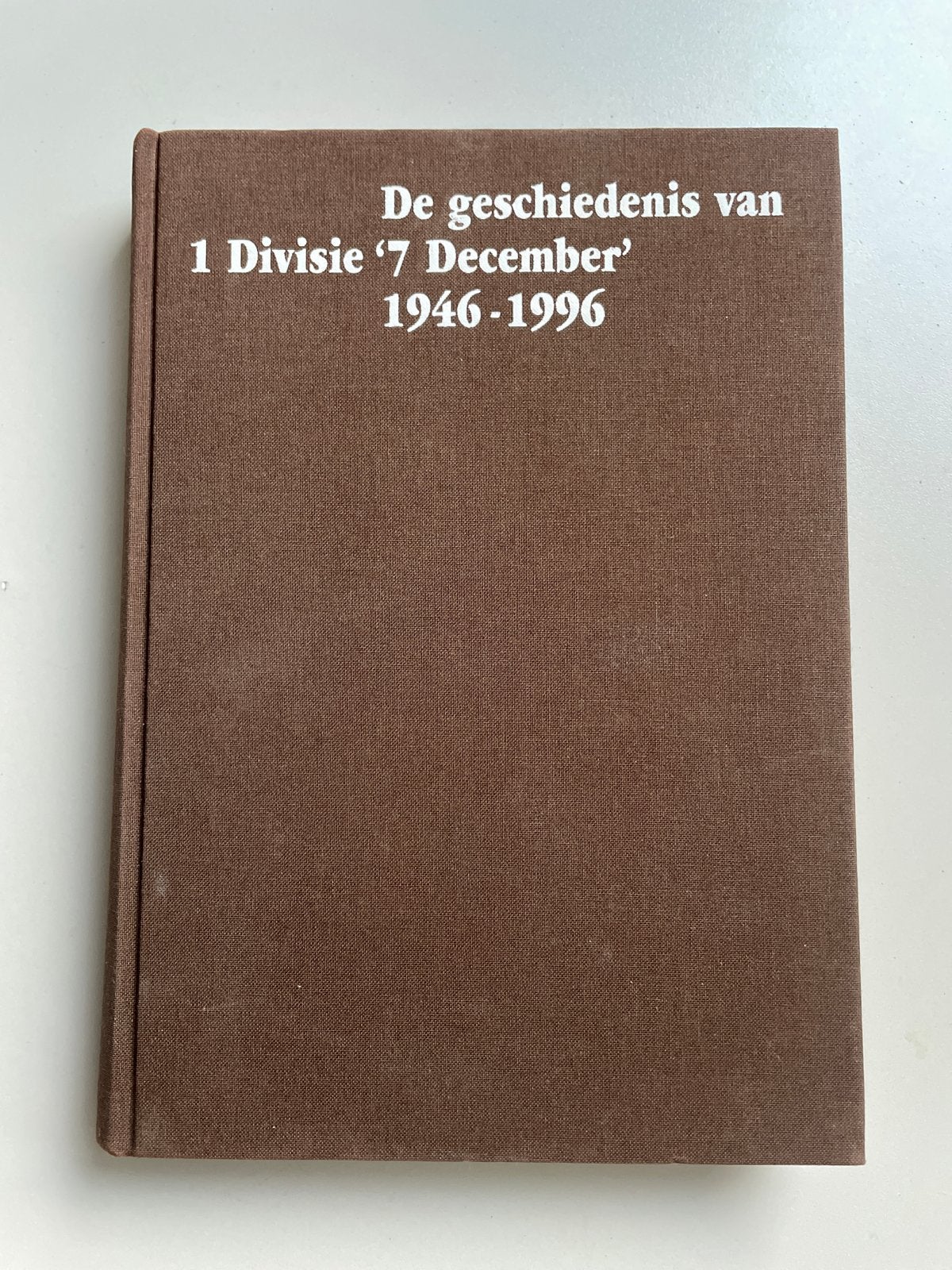 De geschiedenis van 1 Divisie '7 December' 1946-1996, Boeken, Ophalen of Verzenden, Zo goed als nieuw, Landmacht, 1945 tot heden