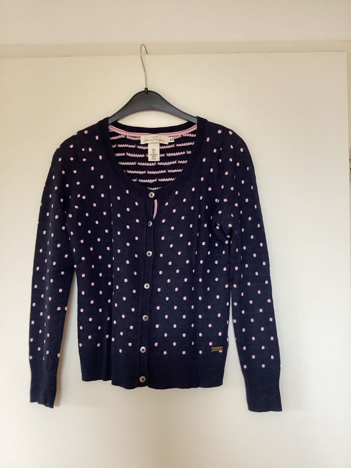 H&M LOGG marineblauwe cardigan met roze stippen, Kleding | Dames, Ophalen of Verzenden, Zo goed als nieuw, Maat 36 (S), Blauw