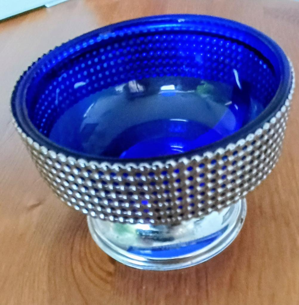 Vintage kobaltblauw glazen schaaltje in metalen houder, Antiek en Kunst, Antiek | Glas en Kristal, Ophalen