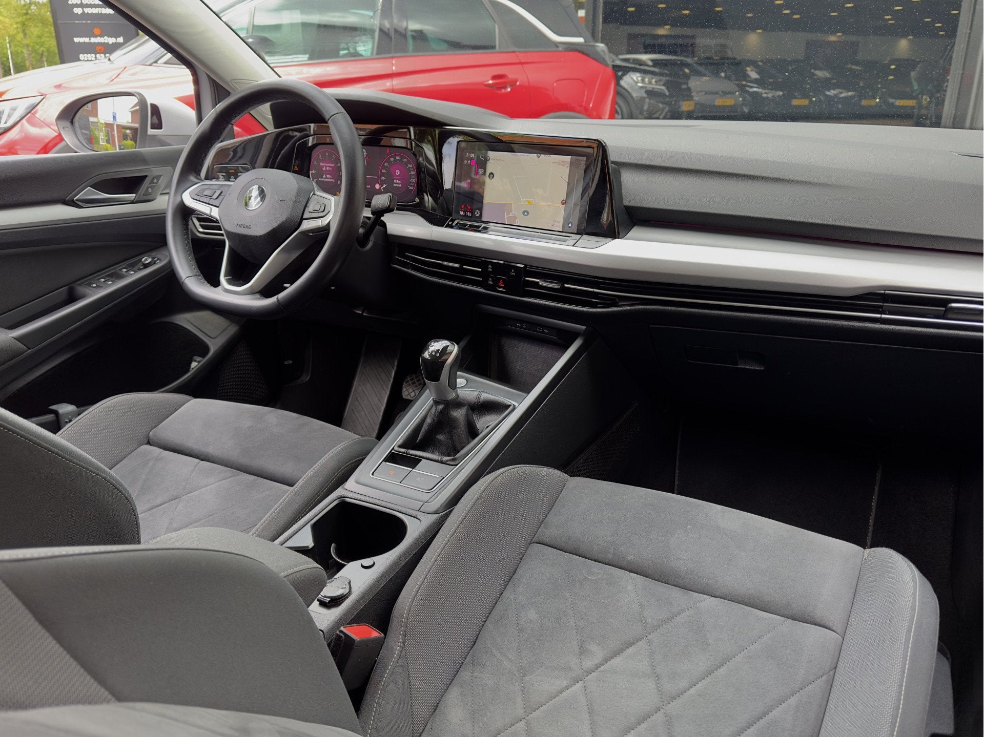 Volkswagen Golf 1.0 TSI LIFE NAVI DIGI-DASH APPLE-CARPLAY LE, Voorwielaandrijving, Gebruikt, Euro 6, Automatische klimaatregeling