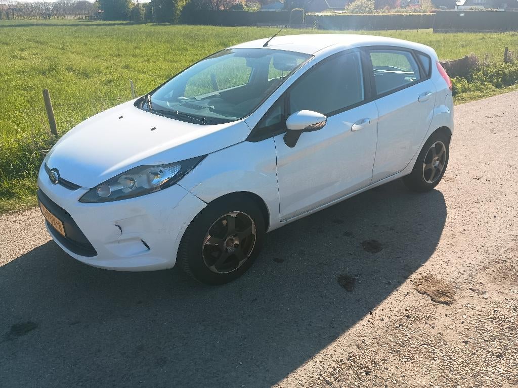Ford Fiësta 1.25 44KW 5DR 2011 Wit MET LICHTE SCHADE !!!!, Voorwielaandrijving, 40 €/maand, 4 cilinders, Wit