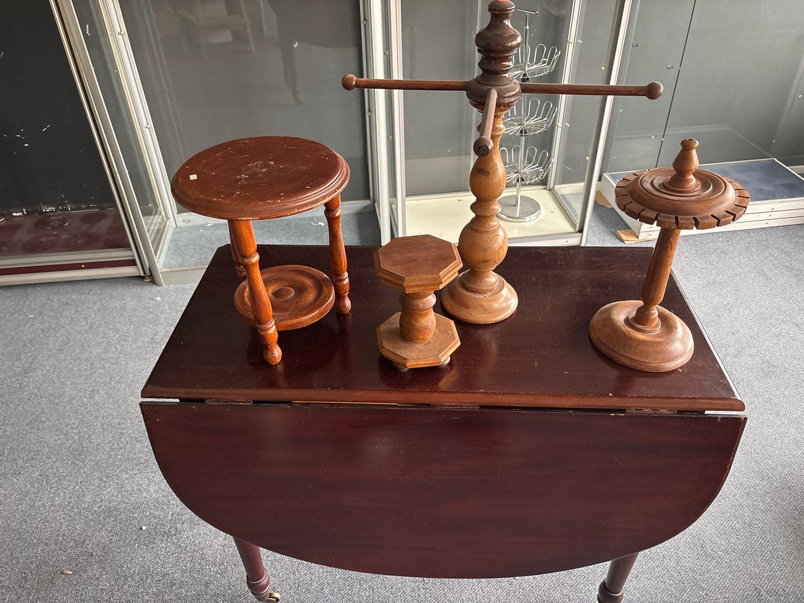 Diverse houten decoratieve items en bijzettafel, Ophalen