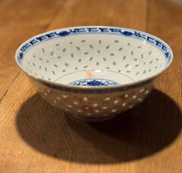 Vintage rijstkom van Chinees ‘rijstkorrel’ porselein - Wanyu, Antiek en Kunst, Antiek | Porselein, Ophalen of Verzenden