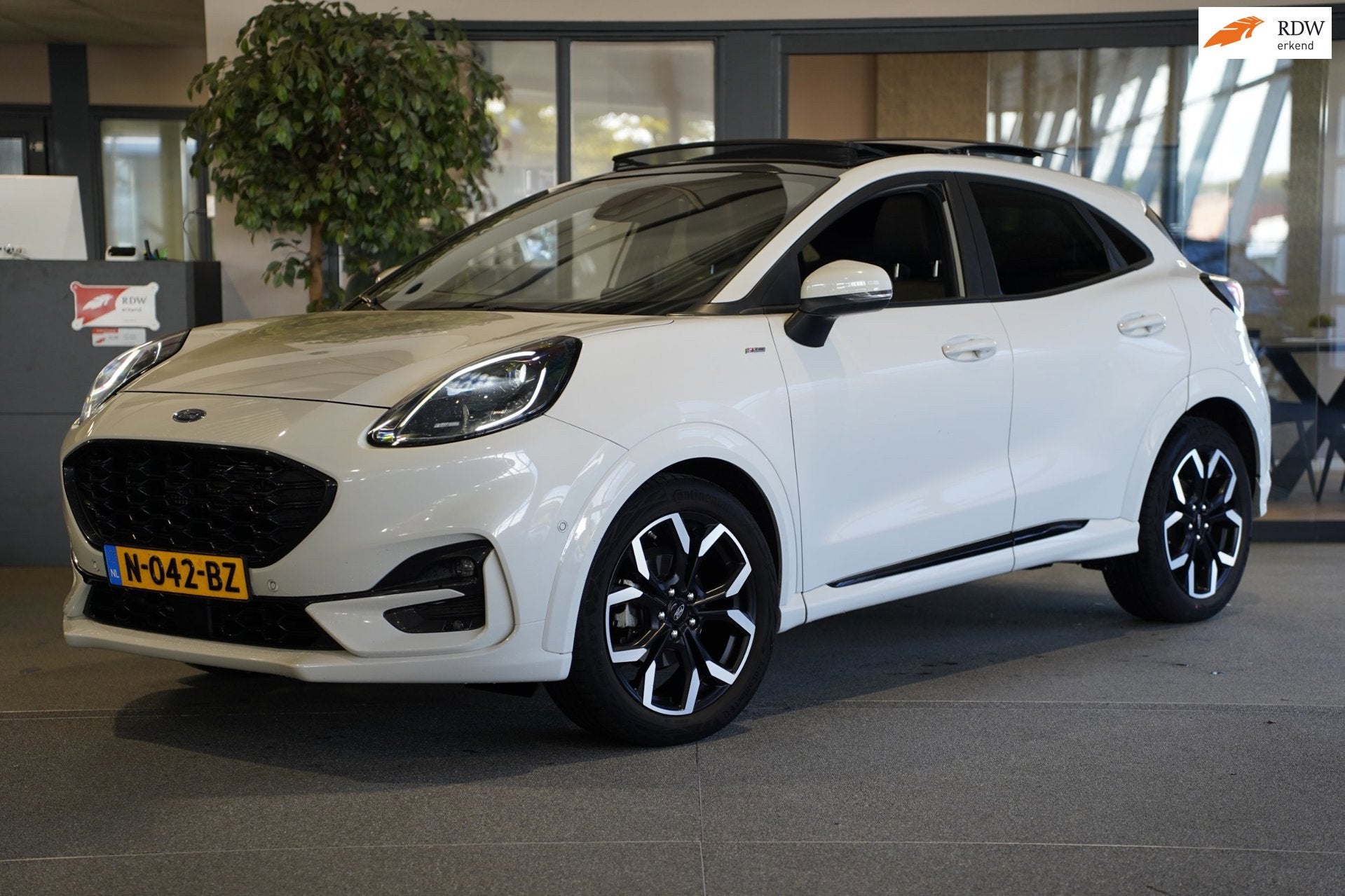 Ford Puma 1.0 EcoBoost Hybrid ST-LIne X Pano Trek B&O Leder, Auto's, Dealer onderhouden, 125 pk, Leder en Stof, Wit
