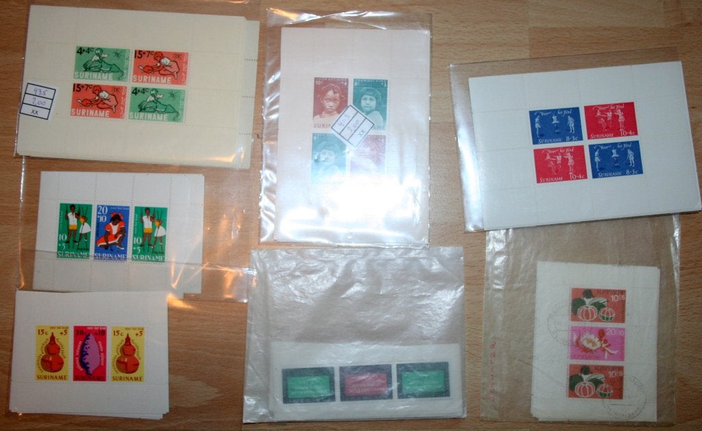 Suriname, 13 zakjes met velletjes (minimaal 5 per zakje), Ophalen of Verzenden, Nederland