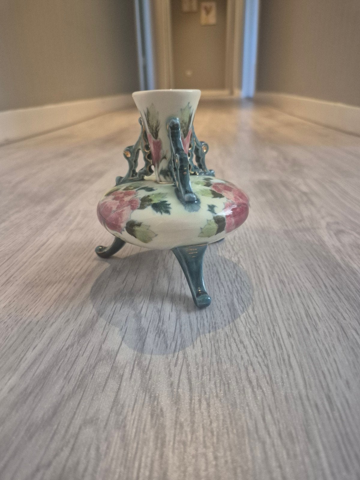 Antieke vaasje met bloemmotief, Antiek en Kunst, Antiek | Vazen, Ophalen of Verzenden