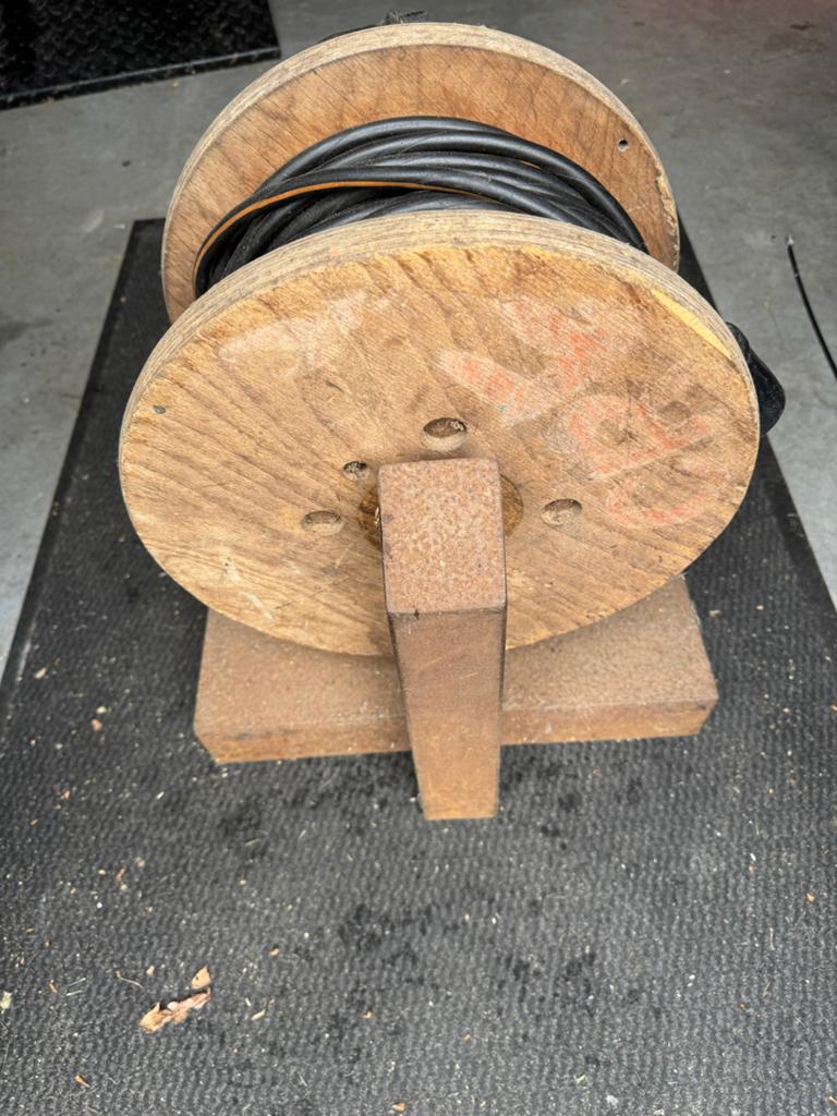 Verlengsnoer op houten haspel - 30 meter, Ophalen, Gebruikt, Kabel of Snoer