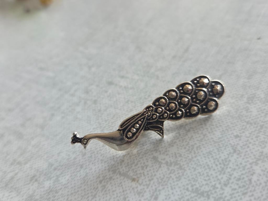 Zilverkleurige pauw broche, Ophalen of Verzenden