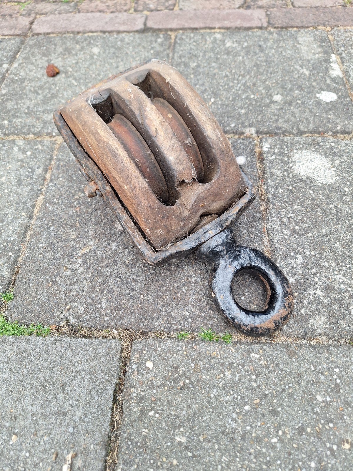Antieke houten katrol met ijzeren oog, Ophalen