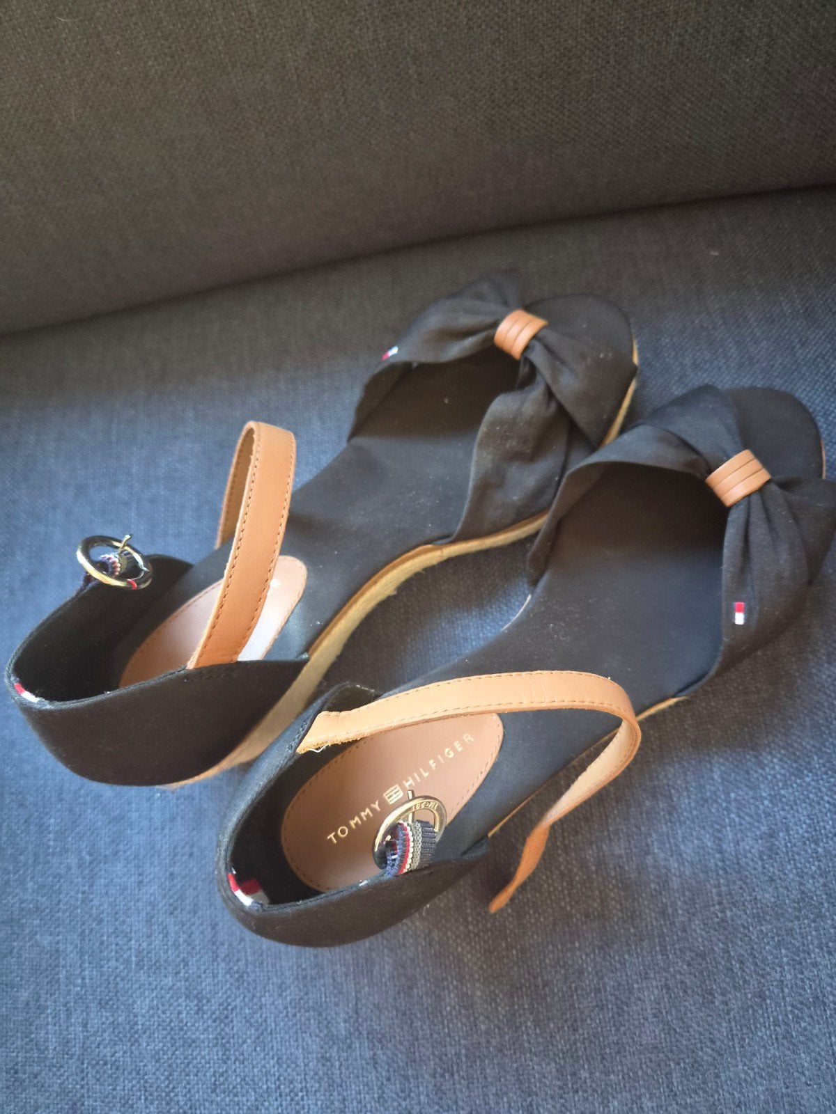 Prachtige Tommy Hilfiger sleehak sandalen maat 41, Zwart, Zo goed als nieuw, Tommy Hilfiger, Sandalen of Muiltjes