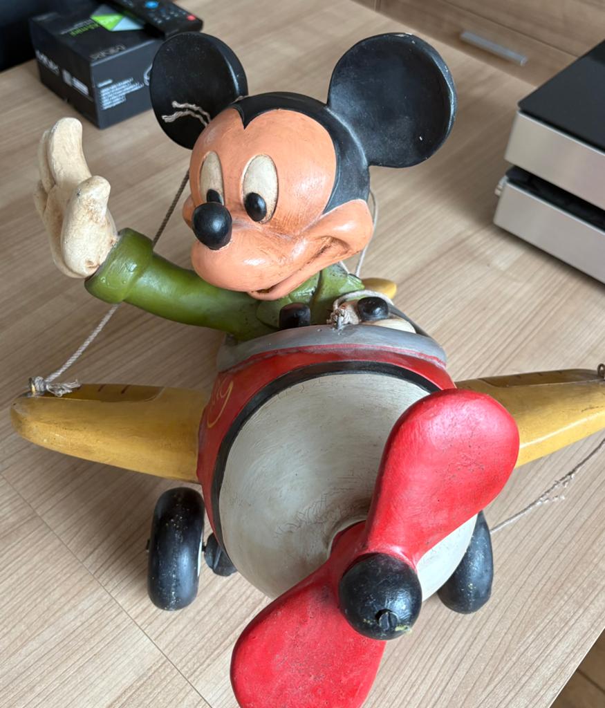 Mickey in vliegtuig!, Ophalen of Verzenden, Mickey Mouse, Zo goed als nieuw, Beeldje of Figuurtje