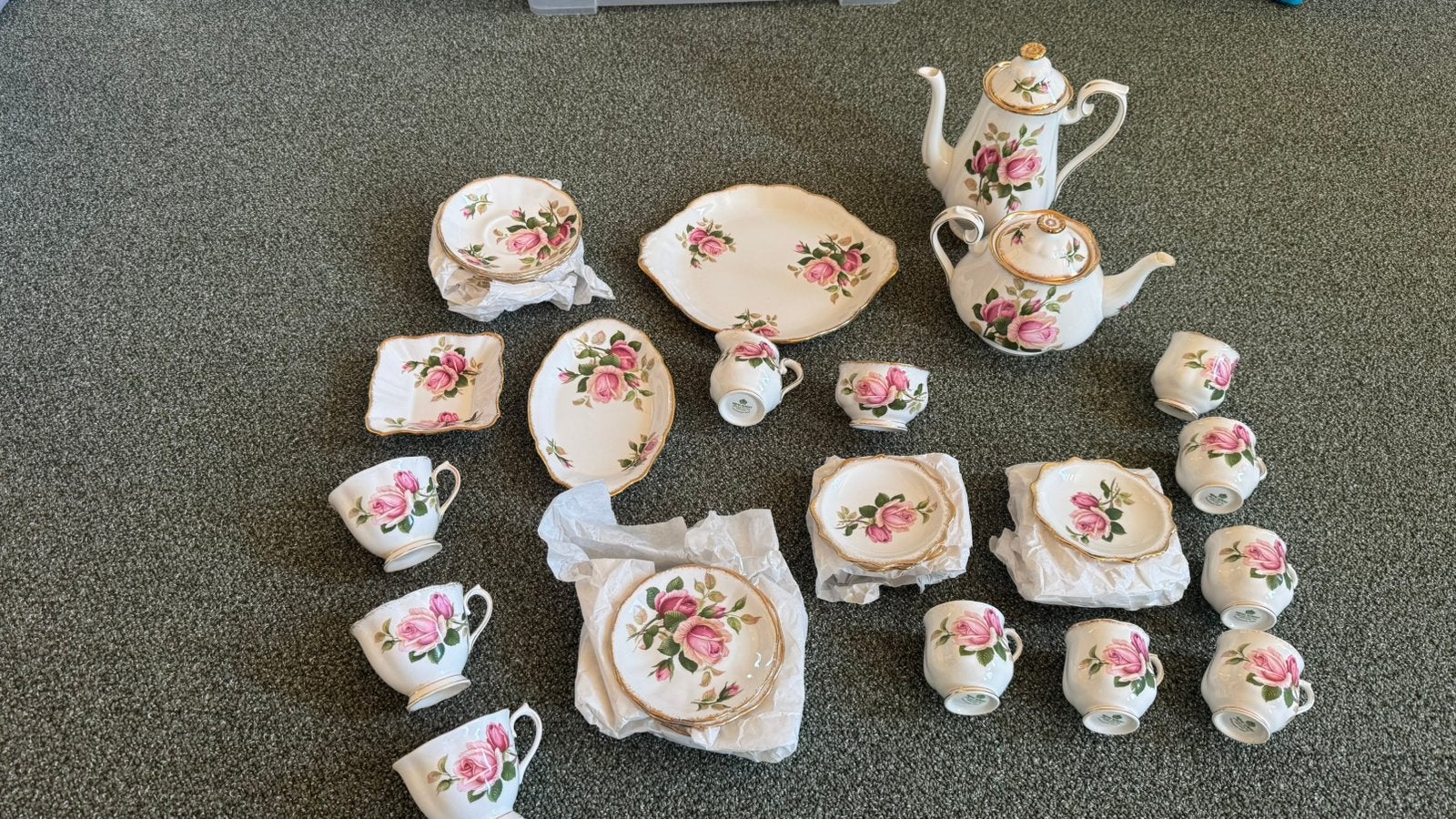 Royal Albert Anniversary Rose servies, Bone China England, Antiek en Kunst, Ophalen