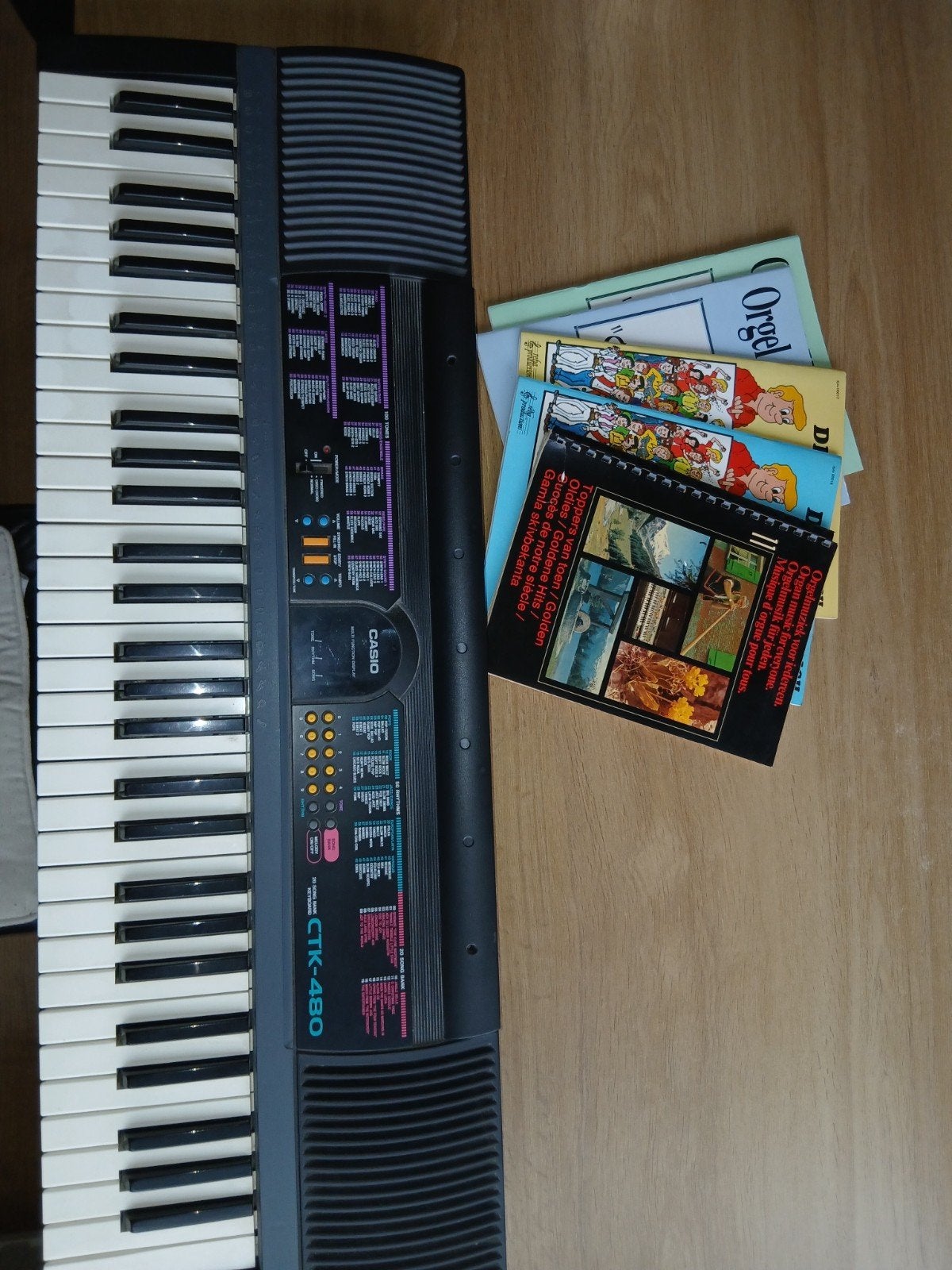 Casio CTK-480 keyboard met 20 muziekboeken