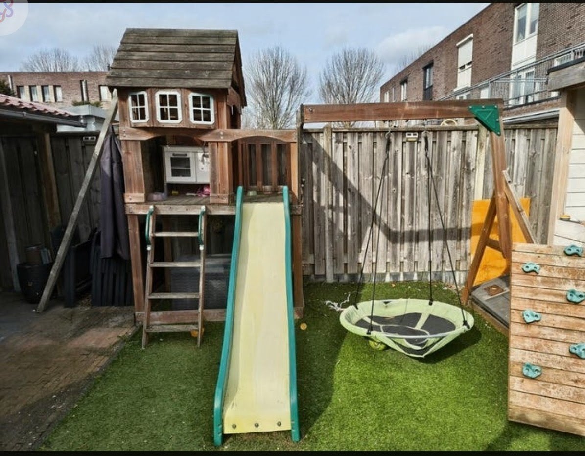 Houten speelhuis met glijbaan en schommel, Kinderen en Baby's, Speelgoed | Buiten | Speeltoestellen, Ophalen, Gebruikt, Schommel
