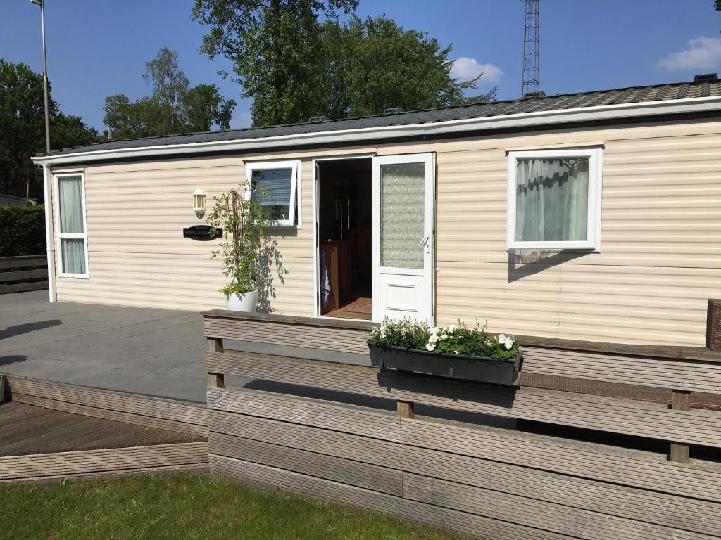 te koop luxe stacaravan (chalet) in Rucphen, Caravans en Kamperen, Stacaravans, Tot en met 2