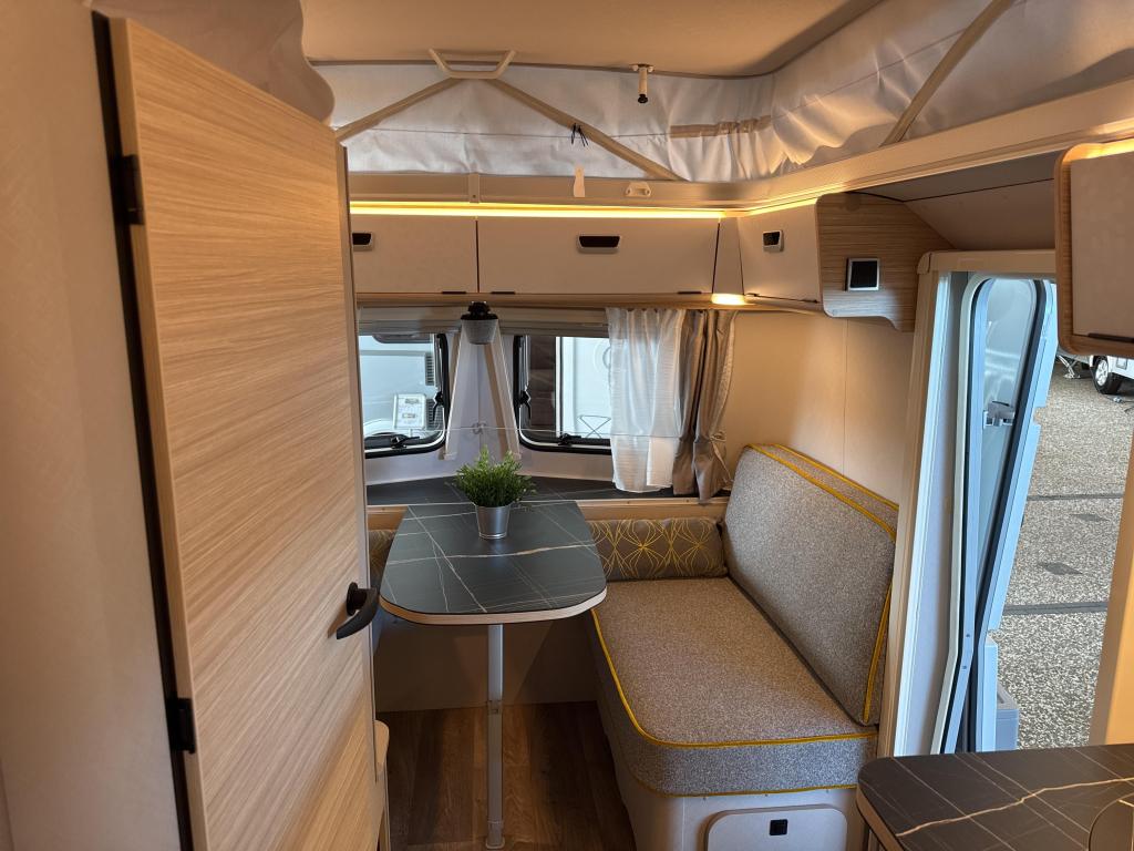 Eriba Touring 530 Urban 2025 Memphis Luifel, Caravans en Kamperen, Caravans, Standaardzit, Bedrijf, 4 tot 5 meter, Eriba