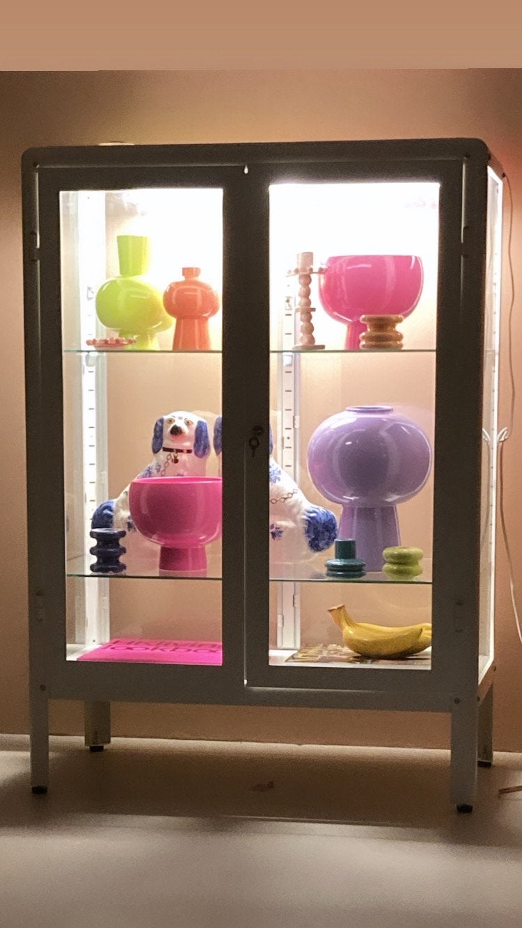 Ophalen zsm Ikea Fabrikör witte vitrinekast met verlichting, Huis en Inrichting, Kasten | Vitrinekasten, Ophalen, 25 tot 50 cm