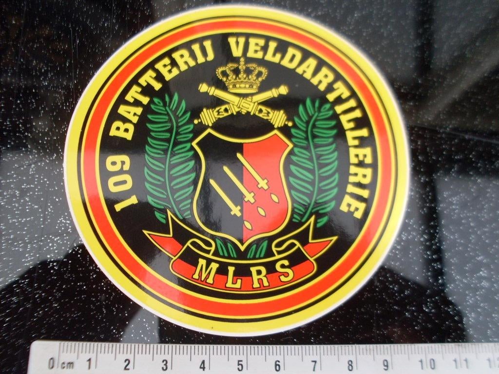 sticker 109 batterij veldartillerie mlrs logo embleem wapen, Verzenden, Zo goed als nieuw, Bedrijf of Vereniging