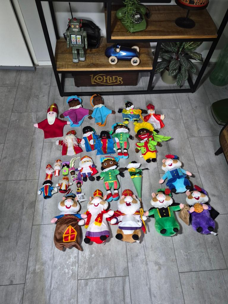 Doos vol sinterklaas poppen verzamelen sint en piet, Ophalen of Verzenden
