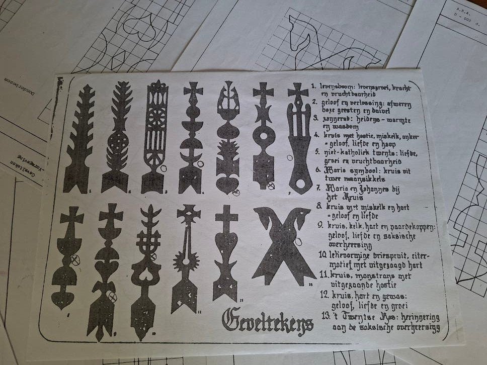 Geveltekens: Complete set met patronen en uitleg, Ophalen of Verzenden, Zo goed als nieuw