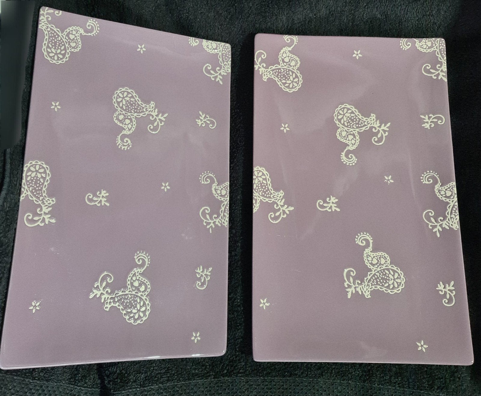 2 Pastel Paarse Cake-/Serveerborden met Sierlijk Design, Overige merken, Klassiek, Ophalen of Verzenden, Zo goed als nieuw