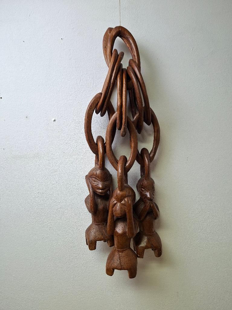 Afrikaans Houtsnijwerk Ketting met 3 Wijzen Beeldjes, Antiek en Kunst, Overige onderwerpen, Houtsnijwerk, Hout, Bruin