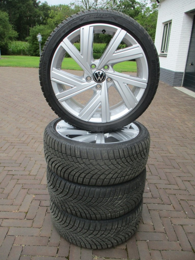 NIEUW Orig. VW Golf 8 18 inch 7 6 5 winterbanden Bergamo, 18 inch, Banden en Velgen, Nieuw, Personenwagen