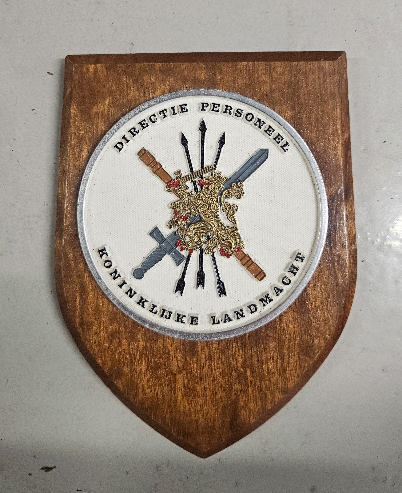 Wapenschildje Directie Personeel, Ophalen of Verzenden, Landmacht, Nederland, Kunstobject