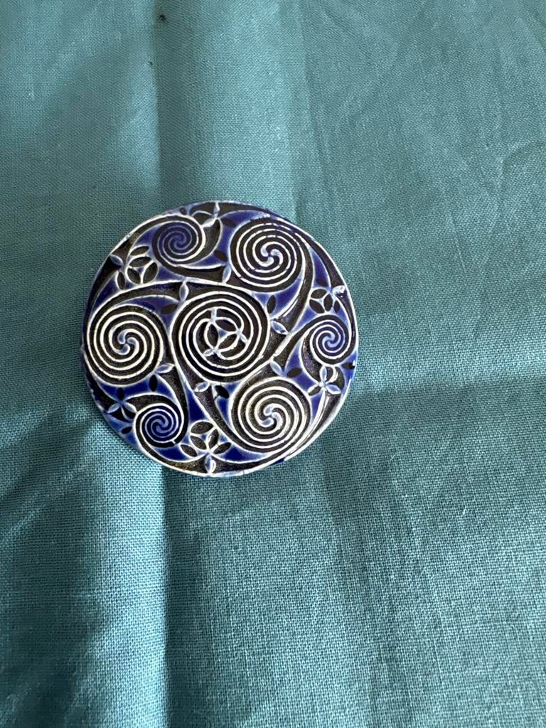 Vintage Keltische spiraalbroche, blauw en wit, Overige materialen, 4 tot 7 cm, Blauw, Ophalen of Verzenden
